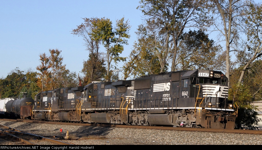 NS 6642 leads train 12R northbound